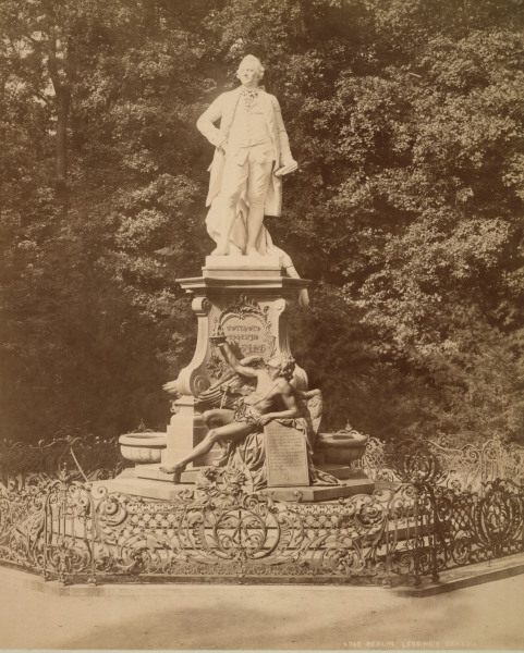 Berlin, Lessing-Denkmal / Foto Lévy von 
