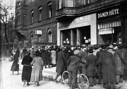 Berlin,Andrang vor Nachrichten-Aushang von 