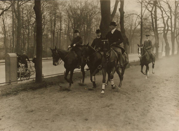 Berlin,Ausritt im Tiergarten/Haeckel von 