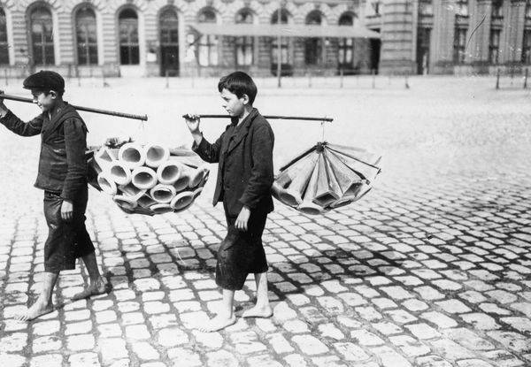 Berliner Jungen bieten Fliegenfaenger an von 