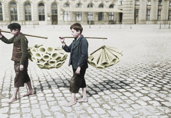 Berliner Jungen bieten Fliegenfaenger an von 