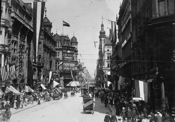 Berlin,Friedrich/Ecke Franz.Str.,Fahnen von 