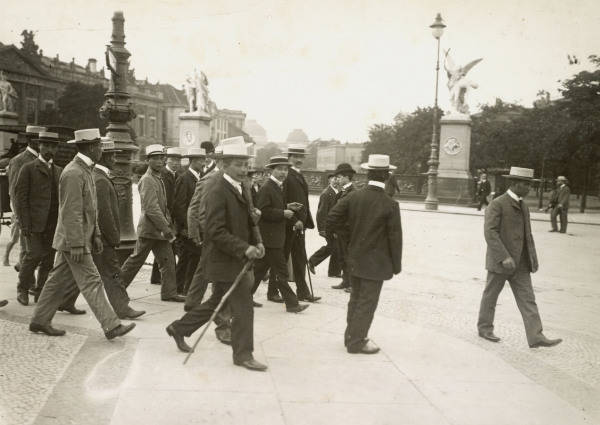 Berlin,jap.Studenten an der Schlossbruecke von 