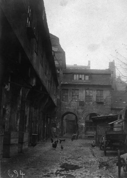 Berlin,Kroegelhof mit Sonnenuhr/Haeckel von 