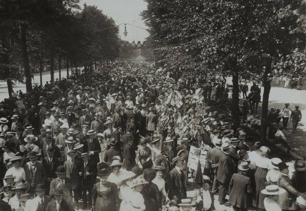 Berlin,Menschen auf Lindenpromenade/Foto von 