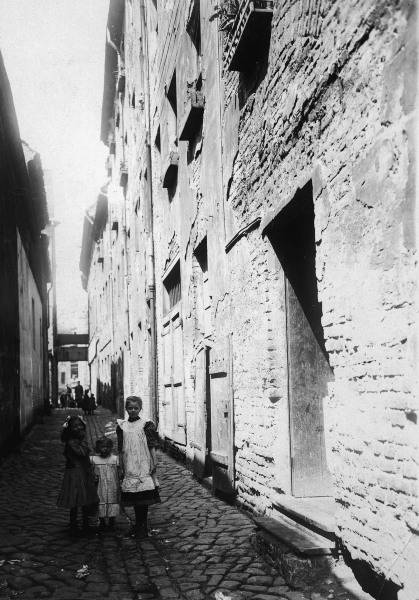 Berlin,neugierige Kinder am Kroegel/Foto von 