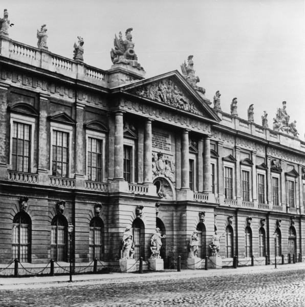 Berlin,Straßenfront des Zeughauses/Foto von 