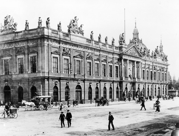 Berlin,Straßenfront Zeughaus/Foto Levy von 