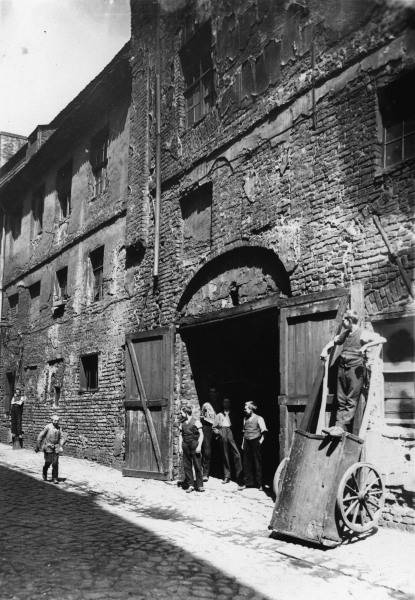 Berlin,Strassenszene am Kroegel/Foto von 