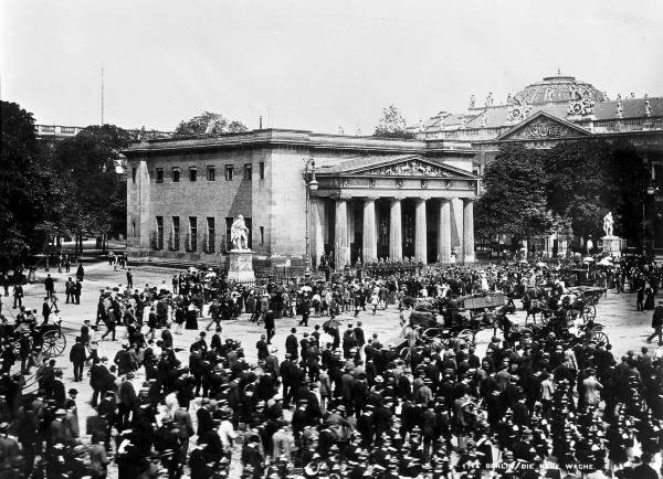 Berlin,Wachabloesung Neue Wache/Foto Levy von 