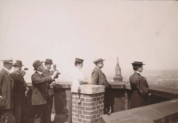 Besucher auf Plattform Rotes Rathaus von 