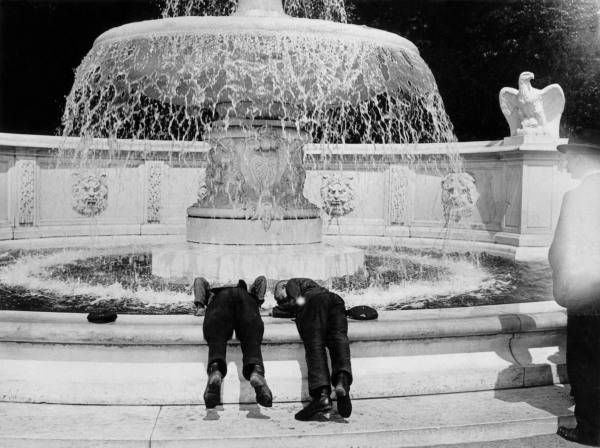 Brandenburger Tor,2 Jungen fischen/Foto von 
