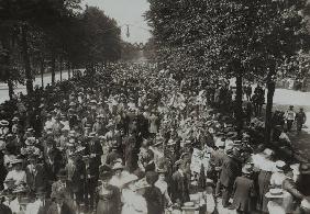 Berlin,Menschen auf Lindenpromenade/Foto