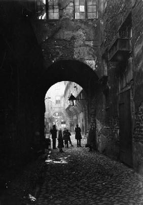 Berlin,Tordurchfahrt zum Kroegel/Foto