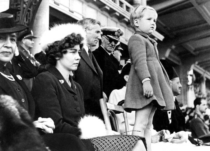 child Prince Constantin with his parents during exile in Egypte , here attending in Alexandria the G von 