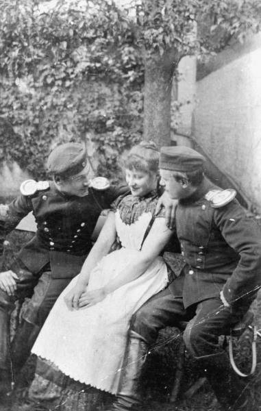 Frau m.2 Soldaten auf Gartenbank/Haeckel von 