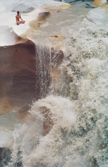 Falls of Bhagirathi river flowing at Gangotri (3020 m) (photo) 