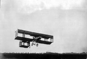 Flugzeug/ Voisin-Apparat im Flug um 1910