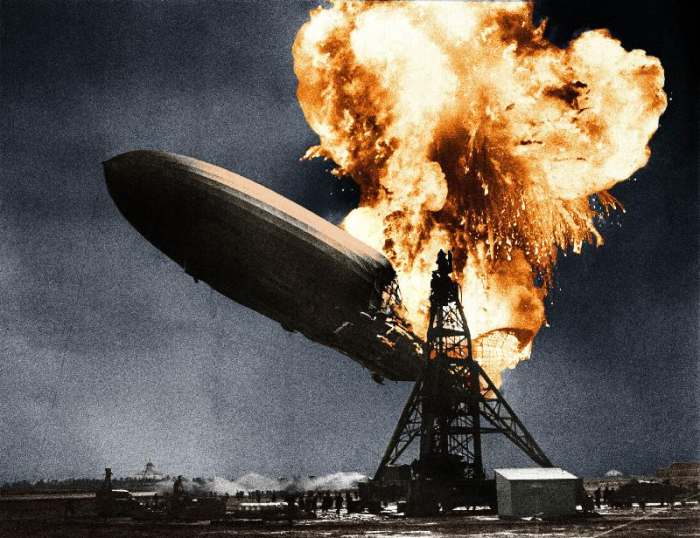 German dirigible LZ-129 Hindenburg here in flame when he arrived in Lakehurst airport near New York von 