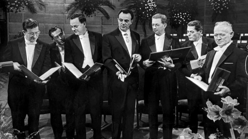 Giving of Nobel prizes in December 1965 in Stockholm : l-r : Robert Burns Woodward , Julian Schwinge von 