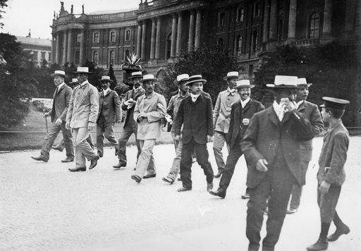 Jap.Studenten vor Alter Bibliothek/Foto von 