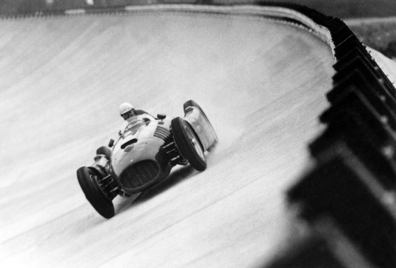 On Monza circuit, qualifying round for cars for the Grand Prix which take place. here the Italian ra von 