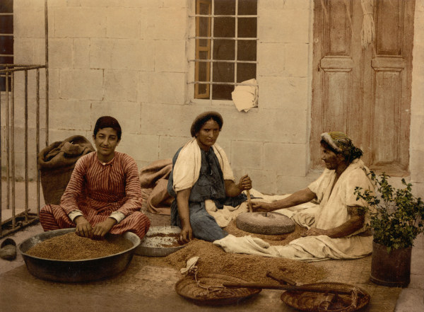 Palästina,Bäuerinnen mahlen Korn von 