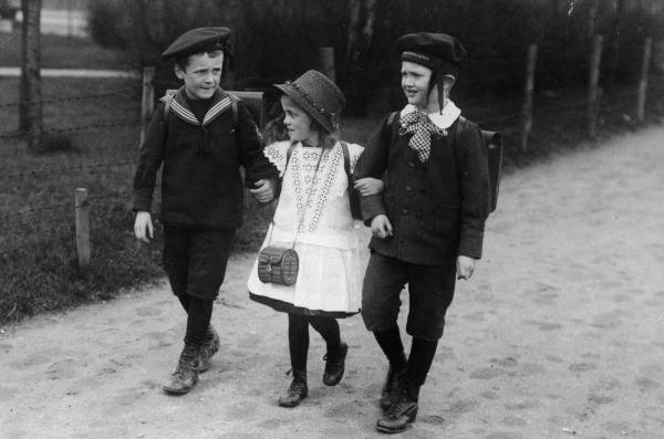 2 Schulanfaenger mit 1 Maedchen unterwegs von 