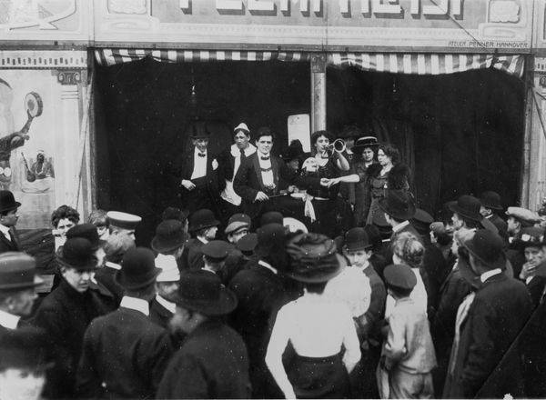 Schaulustige v.Berl.Jahrmarktszelt/1915 von 