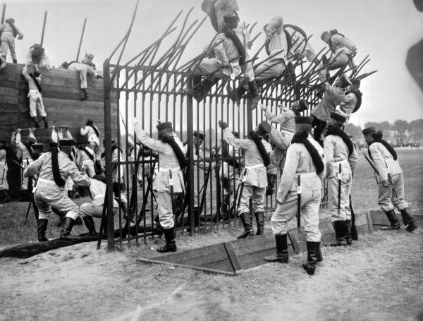Soldaten ueberwinden Hindernisse,Berlin von 