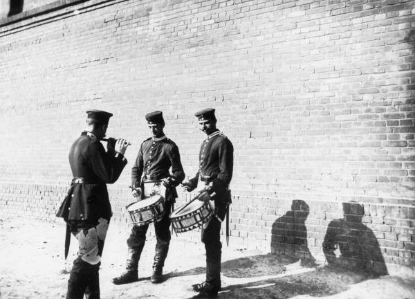 Spielmannzug uebt auf Berl.Kasernenhof von 