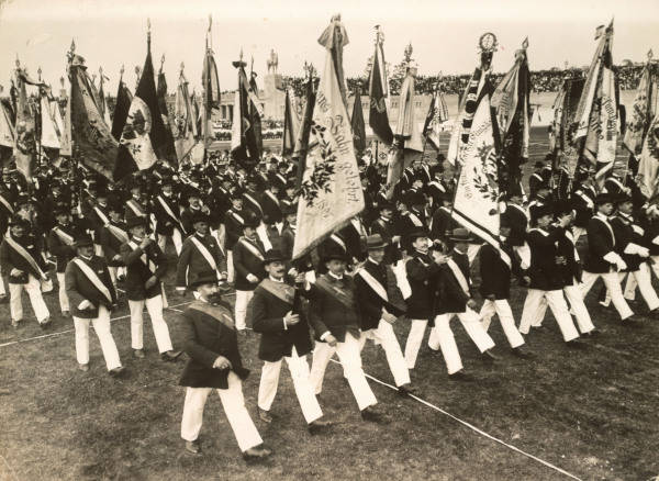 Sport vor dem Kaiser:Fahnen-Defilee von 