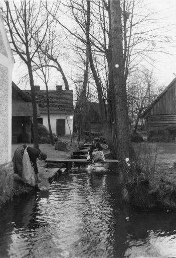 Spreewaelder Frauen schoepfen Wasser/Foto von 