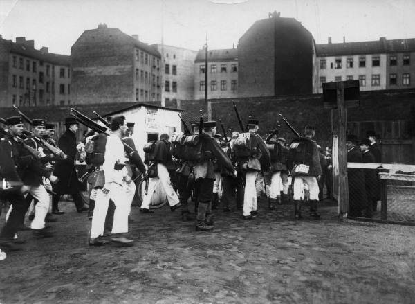 Start d.Armeegepaeckmarsches in Berlin von 