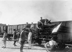Soldaten verladen Tragbahren,Berlin 1914