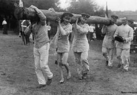 Transport eines Baumstammes/Haeckel 1907