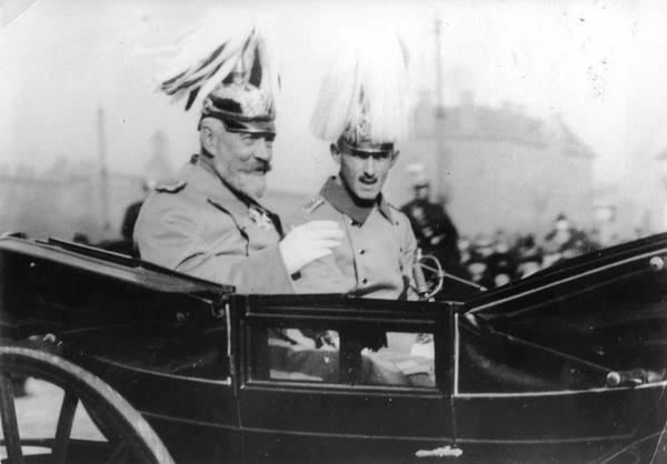 T.v.Bethmann-Hollweg in Uniform m.Adjut. von 