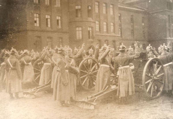 Vereidigung von Soldaten an i.Geschuetzen von 