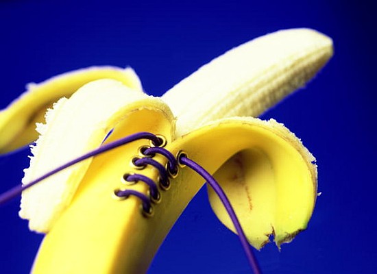 Banana in a basque, 2000 (colour photo)  von Norman  Hollands