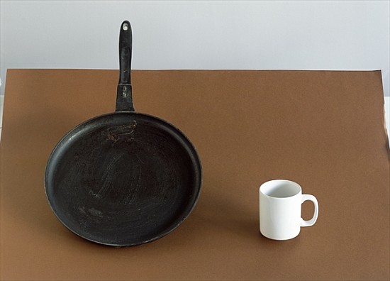 Pan & white mug (after William Scott) 2005 (colour photo)  von Norman  Hollands