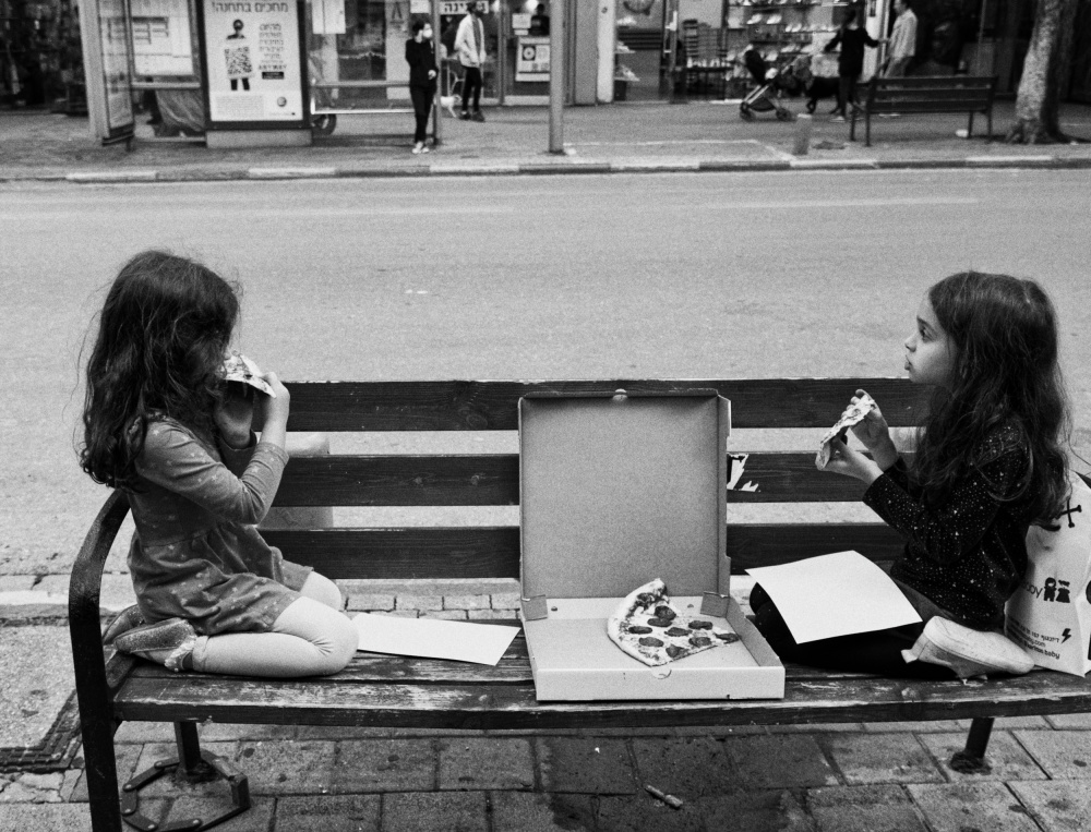 two girls. von Offer Ellbogen