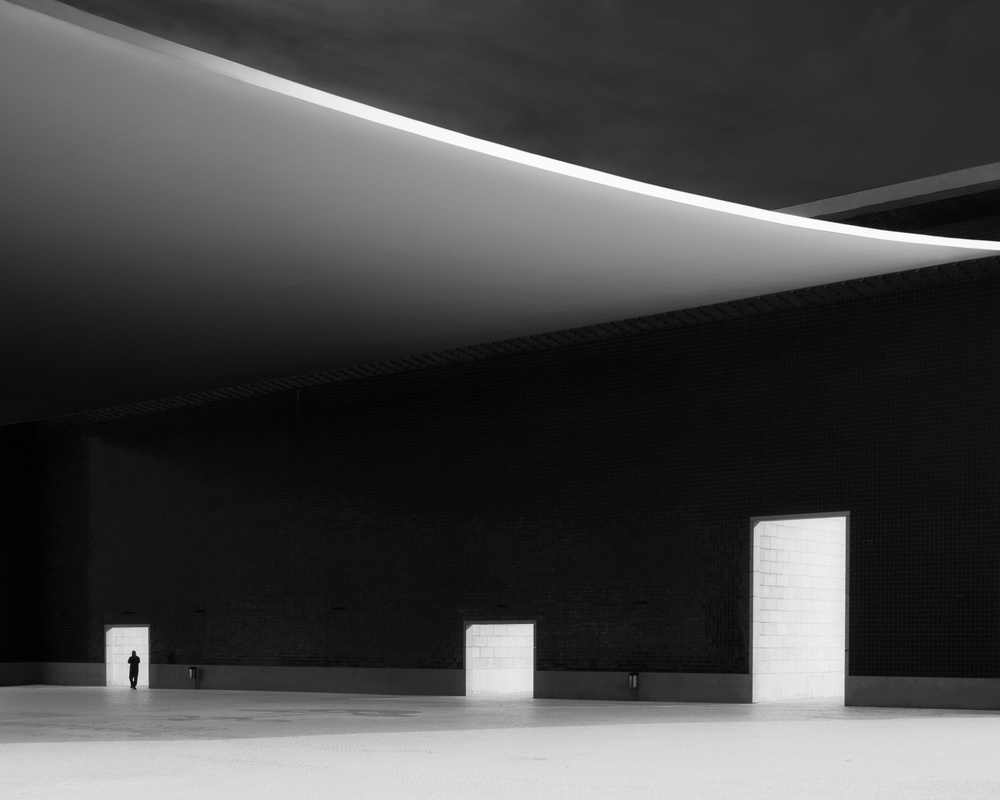 White doors von Olavo Azevedo