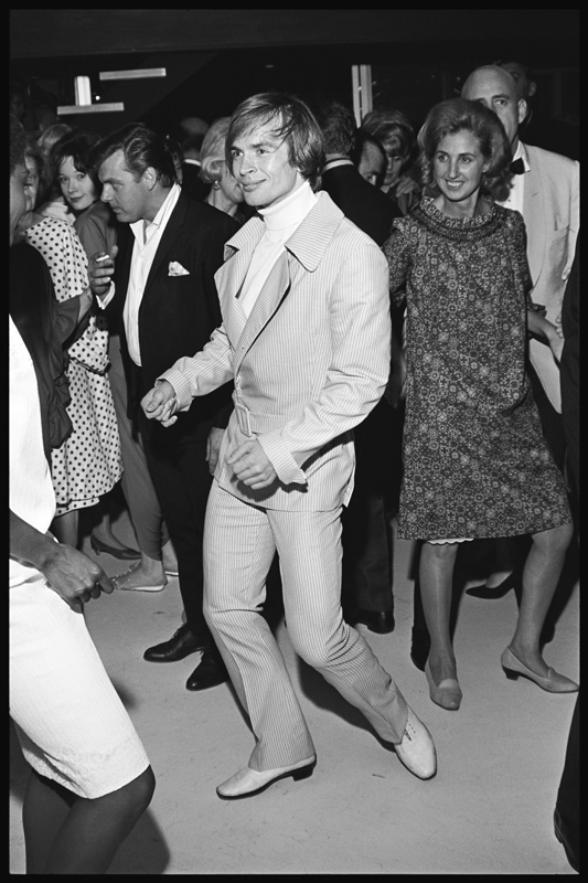 Rudolf Nureyev at a Malibu house party von Orlando Suero