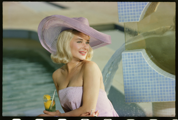 Hope Lange photo shoot by pool von Orlando Suero