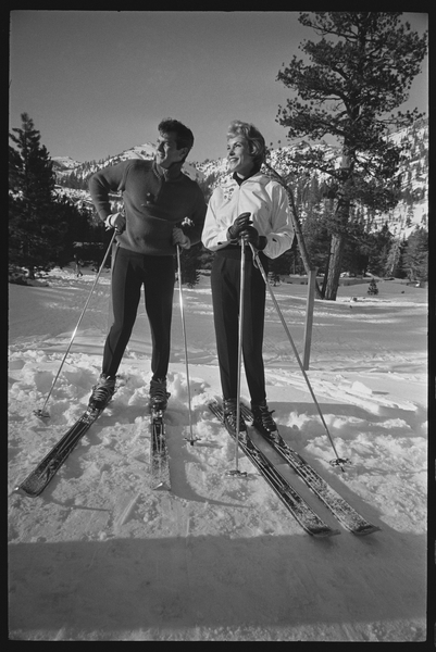 Janet Leigh and Tony Curtis on skis at the Winter Olympics, Squaw Valley, California von Orlando Suero