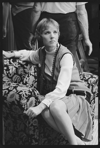 Julie Andrews on the set of Thoroughly Modern Millie von Orlando Suero