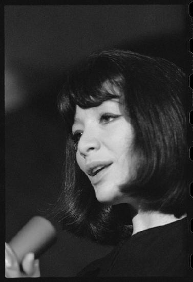 Juliette Greco sings