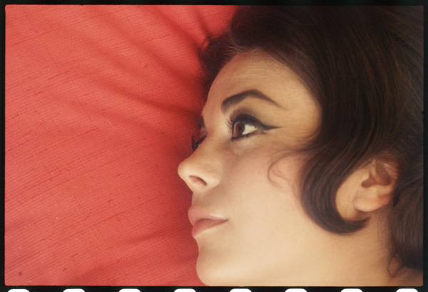 Natalie Wood at home with head on pillow von Orlando Suero