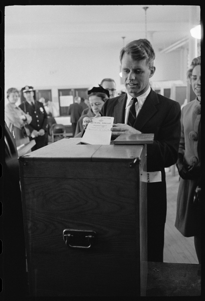 Robert F. Kennedy votes for his brother von Orlando Suero