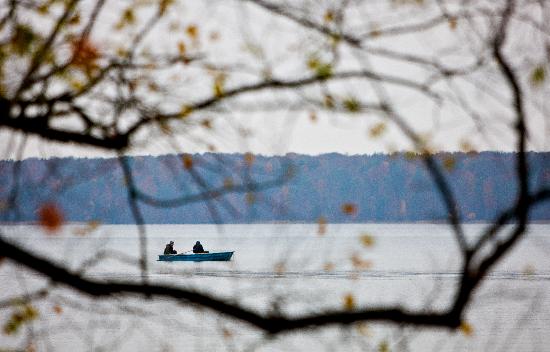 Angler auf dem Stechlinsee von Patrick Pleul